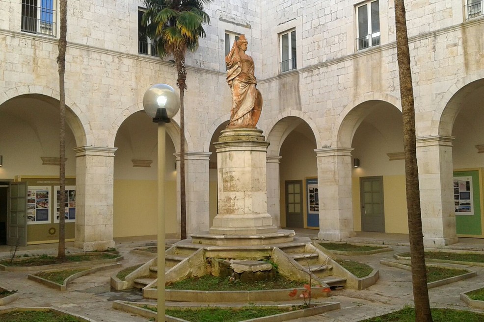 Il chiostro della Cittadella della Cultura. <span>Foto Gianluca Battista</span>