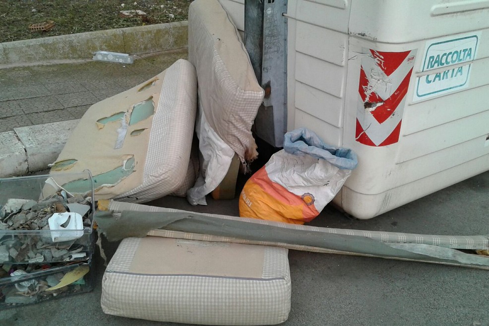 Il divano abbandonato. <span>Foto Gabriella Serrone</span>