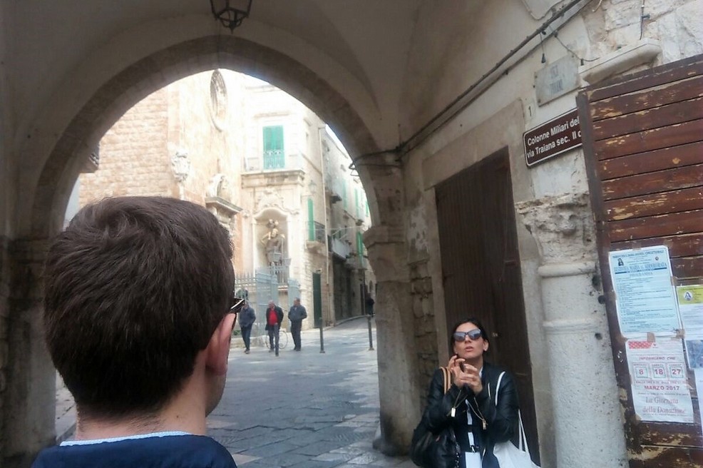 Sotto l'arco traianeo. <span>Foto Giuseppe Serrone</span>