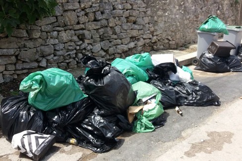 Rifiuti in via Crocifisso