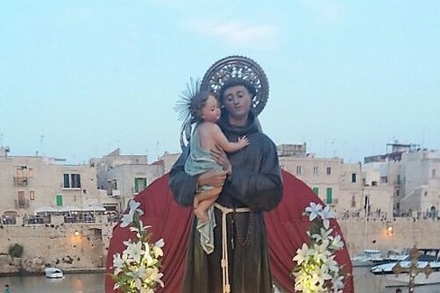 Sant'Antonio di Padova con lo sfondo del borgo antico. <span>Foto Angelo Marzella</span>