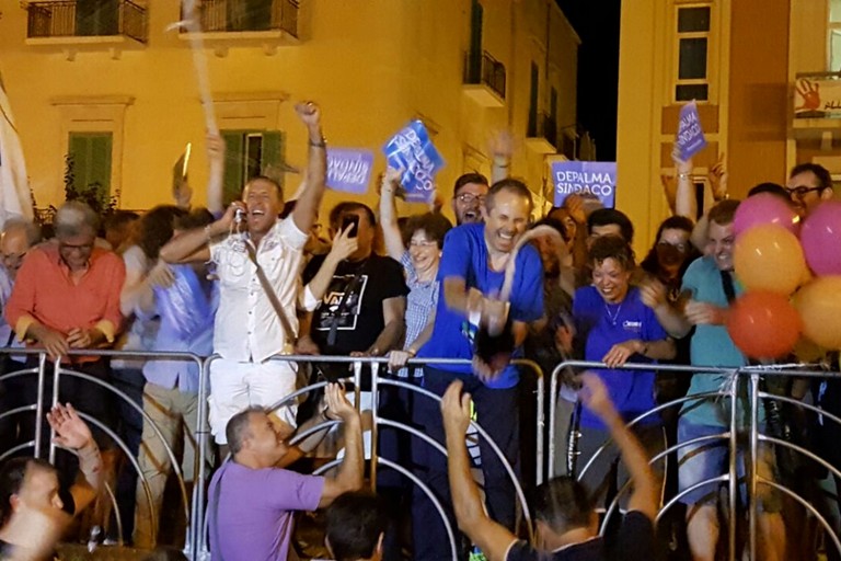 La festa sul palco in piazza