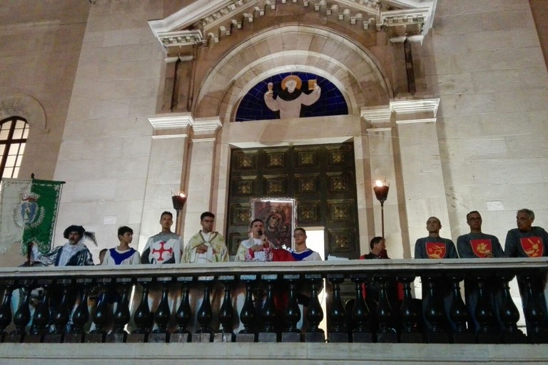 La benedizione di don Pietro. <span>Foto Giuseppe Dalbis</span>