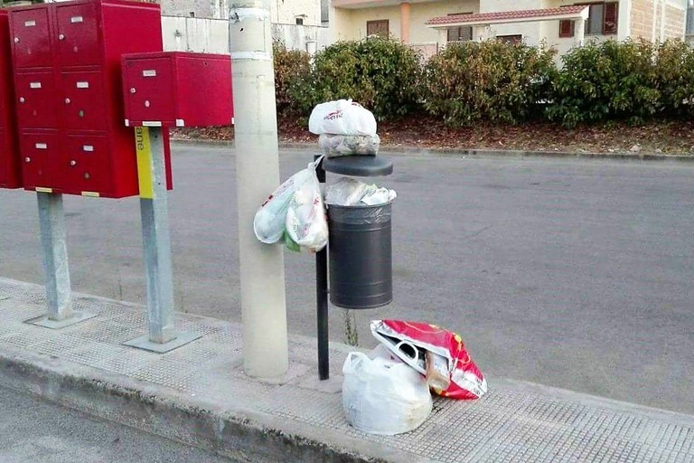 Un portarifiuti scambiato per cassonetto vecchia maniera