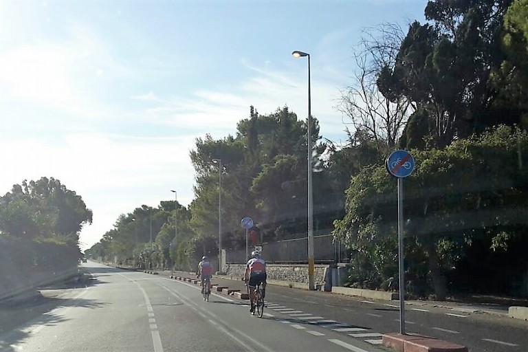 Ciclisti imprudenti lungo la ex statale