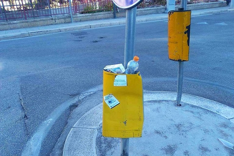 Catarifrangenti che diventano portarifiuti