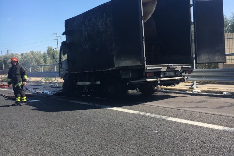 Il camion bruciato