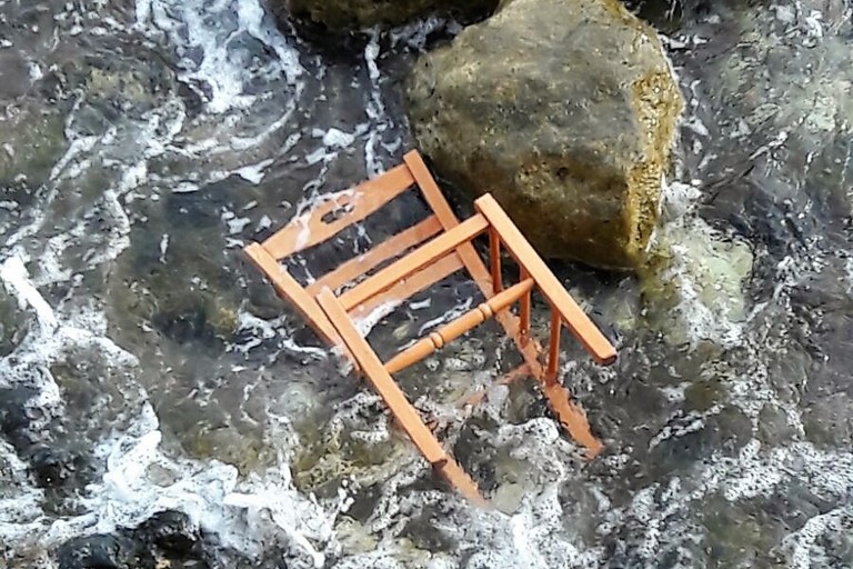 Sedia in mare a Levante. <span>Foto Nicola Turturro</span>