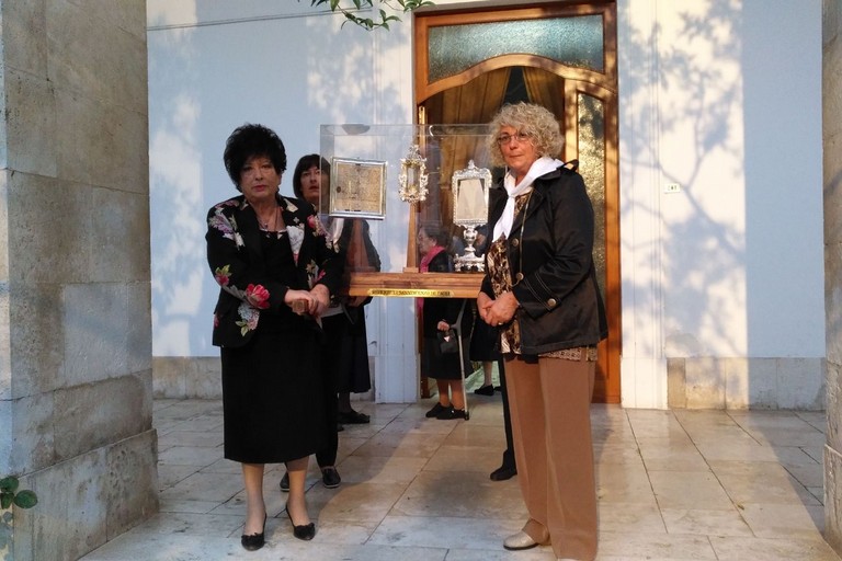 Le reliquie all'uscita dall'Istituto San Giuseppe. <span>Foto M.P. </span>