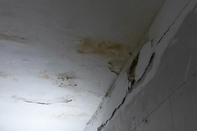 Le crepe nel sottopassaggio