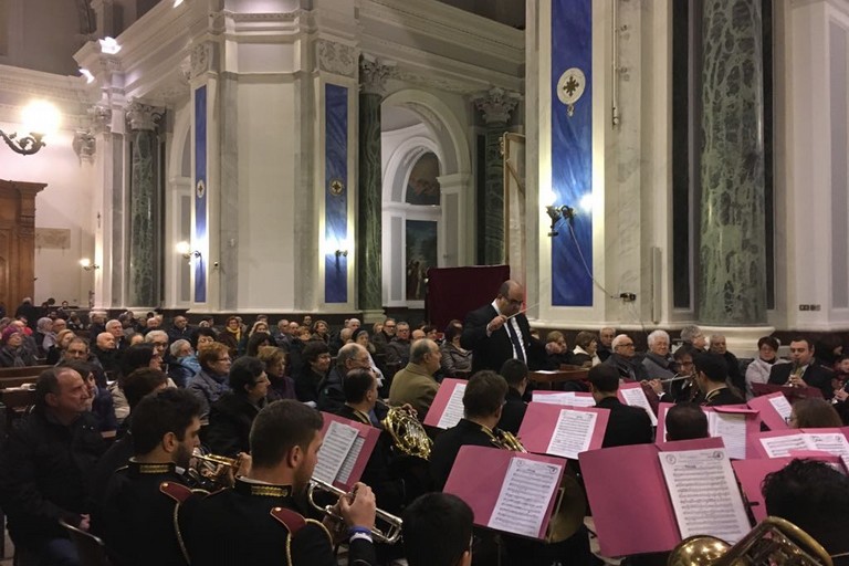 L'orchestra durante l'esibizione