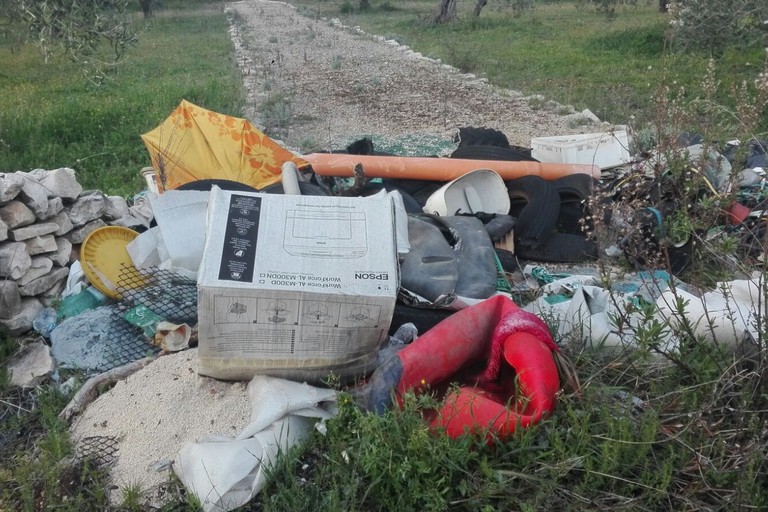 Rifiuti in contrada del Tuono