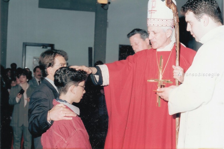 don Tonino con il suo pastorale in legno. <span>Foto Alfonso Bisceglie</span>