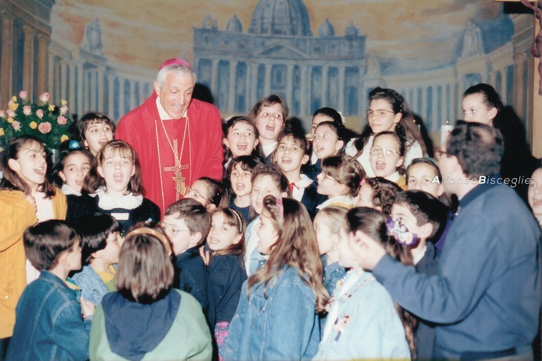 Don Tonino tra i ragazzi. <span>Foto Alfonso Bisceglie</span>