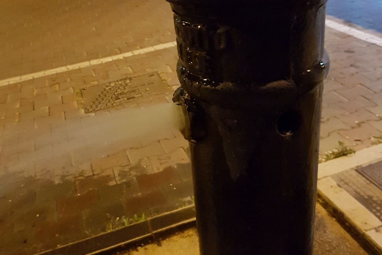 Getto d'acqua dalla fontana vandalizzata