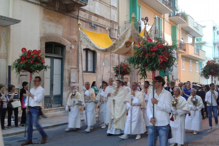 Il passaggio del Corpus Domini. <span>Foto Gabriella Serrone</span>