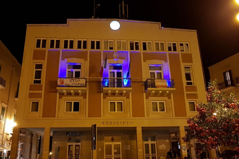 Palazzo di Città si illumina contro il cancro alla mammella. <span>Foto Marzia Morva</span>