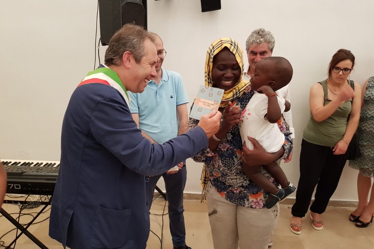 Depalma dona la Costituzione ad una bimba nata in Italia. <span>Foto Arcangelo Minenna</span>
