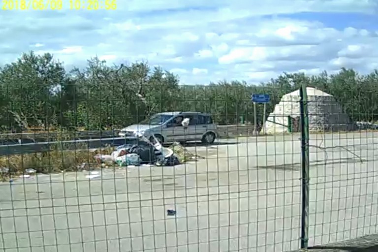 Beccato da foto trappola un ‘lanciatore’ di sacchetti di rifiuti