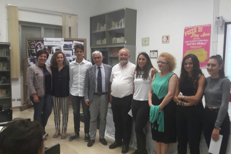 Foto di gruppo tra docenti e studenti