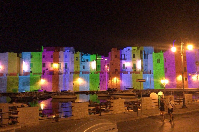 Via Marina si colora
