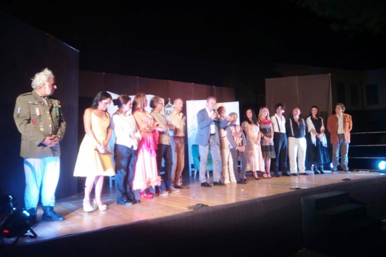 Tutti sul palco per i saluti finali. <span>Foto Gabriella Serrone</span>