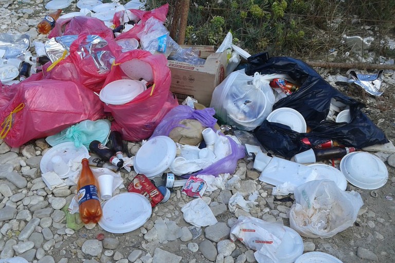 Rifiuti sul litorale sud. <span>Foto Gabriella Serrone</span>