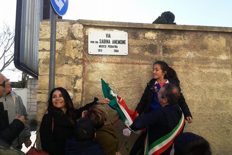 Il momento in cui è stata scoperta la targa. <span>Foto Gabriella Serrone</span>