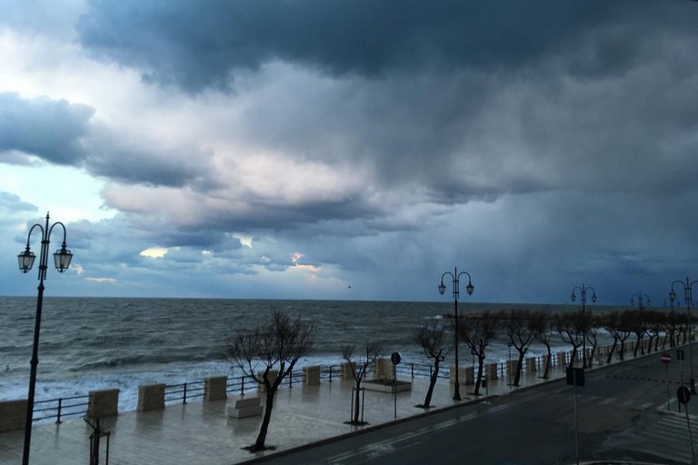 Nubi basse a Ponente. <span>Foto Marzia Morva</span>