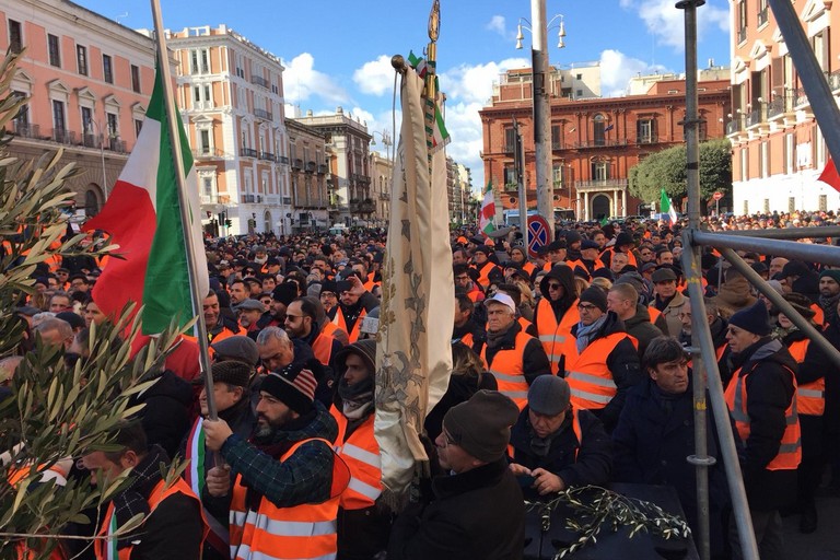 Gilet arancioni in piazza a Bari