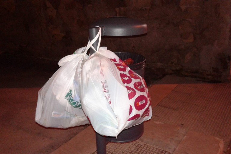 Le buste appese al cestino portarifiuti. <span>Foto Gabriella Serrone</span>