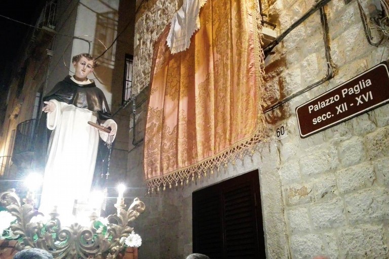 Il transito davanti la sua casa natale. <span>Foto Giuseppe Dalbis</span>