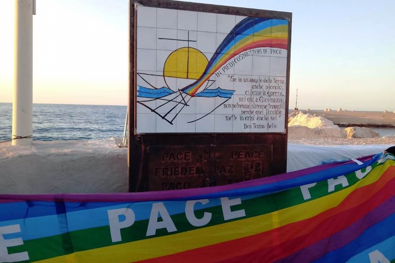 La stele dedicata a don Tonino Bello