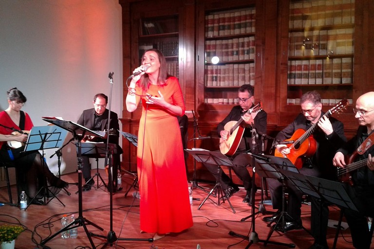 Mariangela Di Capua accompagnata dai mandolini. <span>Foto Gabriella Serrone</span>