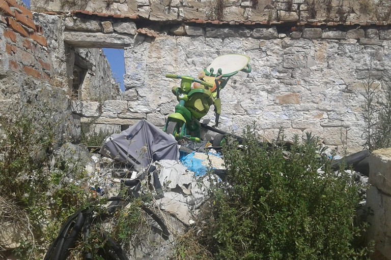 Rifiuti in via Marzella. <span>Foto Gabriella Serrone</span>