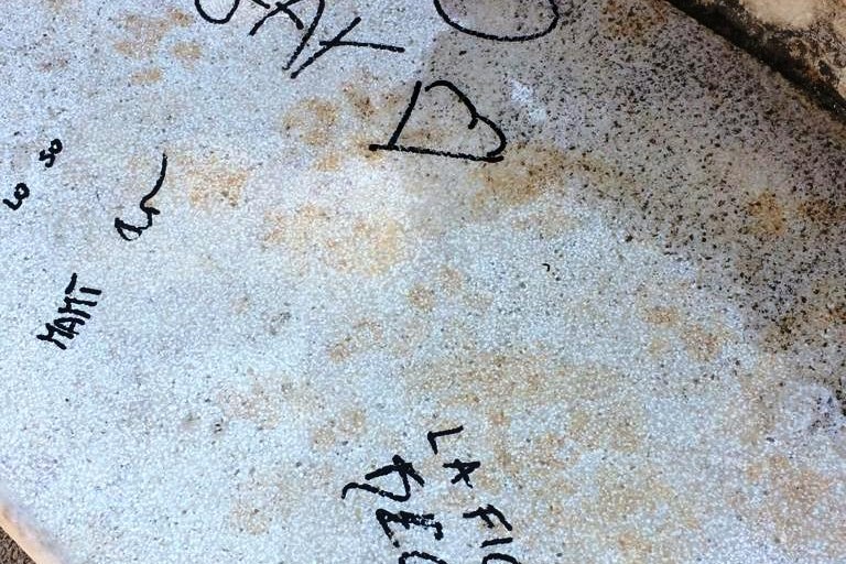 Scritte in piazzetta Cairoli