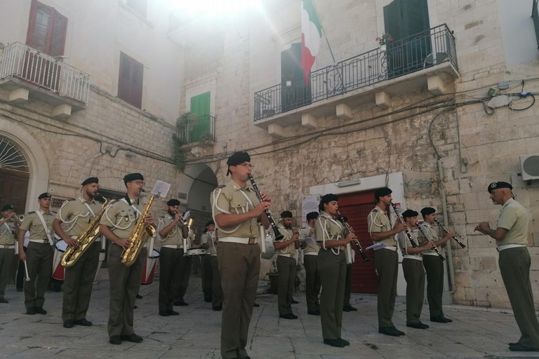 La Brigata Pinerolo in piazza Umberto I. <span>Foto Giuseppe Dalbis</span>