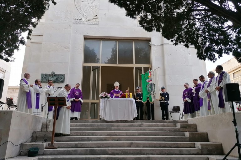 Mons. Cornacchia celebra messa al cimitero. <span>Foto Giuseppe Dalbis</span>
