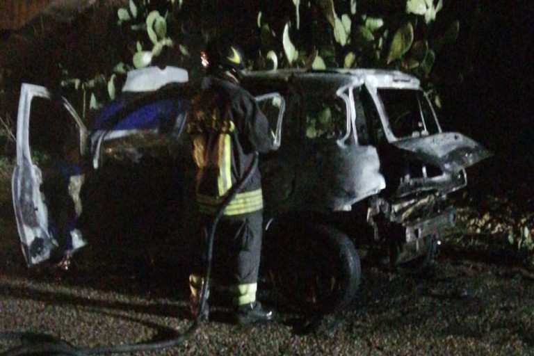 La Fiat Panda incendiata lungo la complanare della strada statale 16 bis