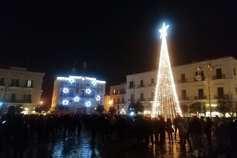 Luminarie in piazza. <span>Foto Giuseppe Dalbis</span>
