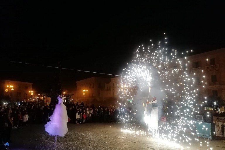 L'esibizione sui trampoli
