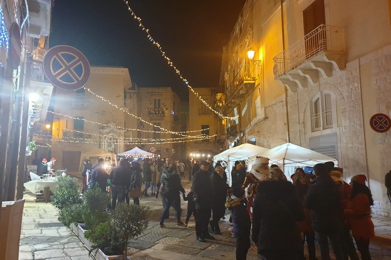 I mercatini di piazza Costantinopoli. <span>Foto Giuseppe Serrone</span>