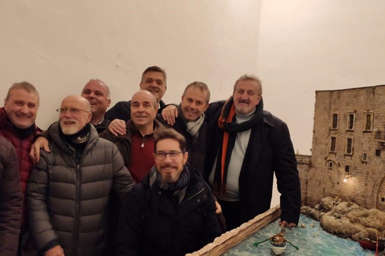 Emiliano e Depalma con i volontari Aiap. <span>Foto Comune di Giovinazzo</span>