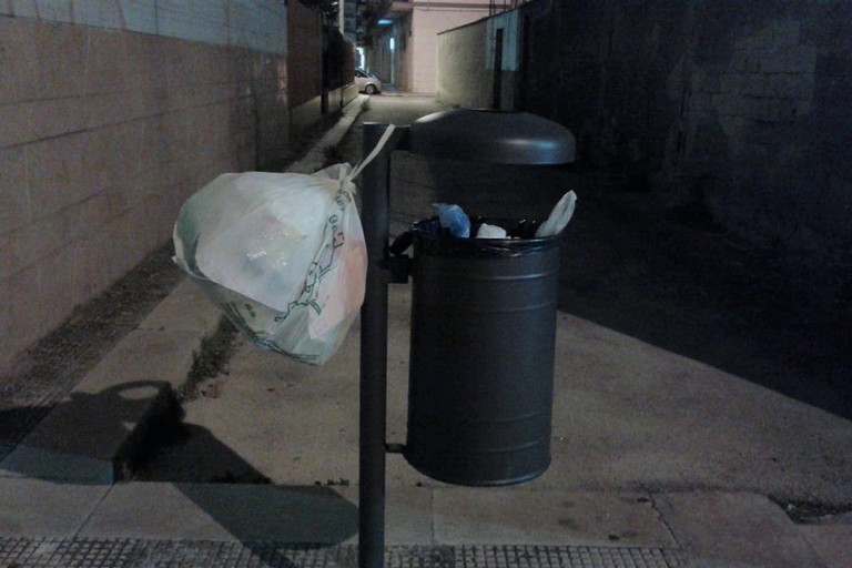 Il bustone appeso al portarifiuti. <span>Foto Gabriella Serrone</span>