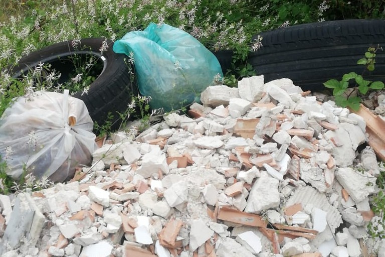 I rifiuti abbandonati nella lama Castello