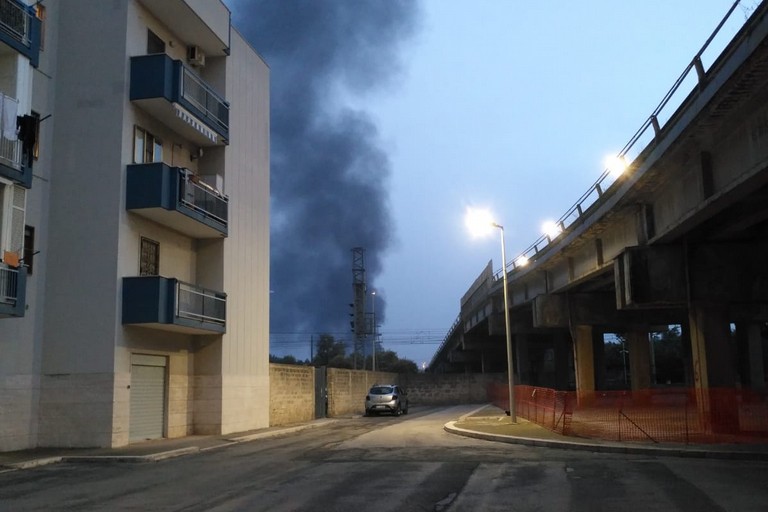 Giovinazzo invasa dal fumo nero