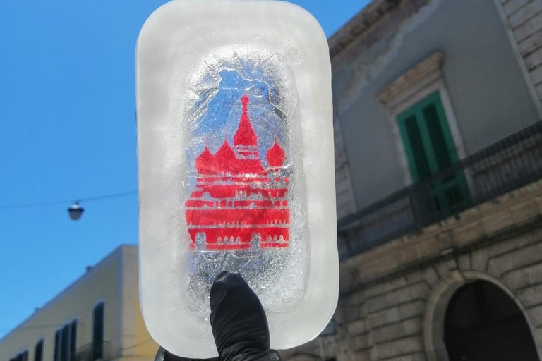 La Piazza Rossa aerografata su ghiaccio