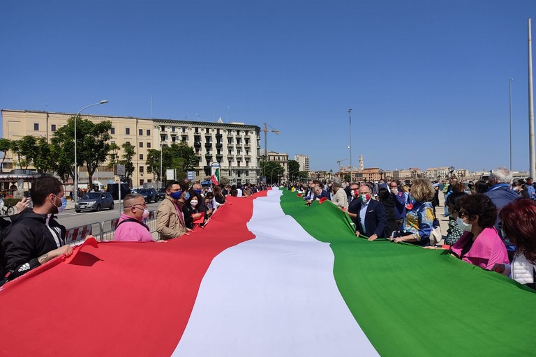 Tricolore in largo Giannella. <span>Foto BariViva</span>