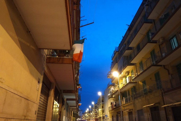 Tricolori ai balconi
