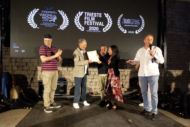 Cristina Piscitelli omaggia Renato Casaro. <span>Foto Gabriella Serrone</span>